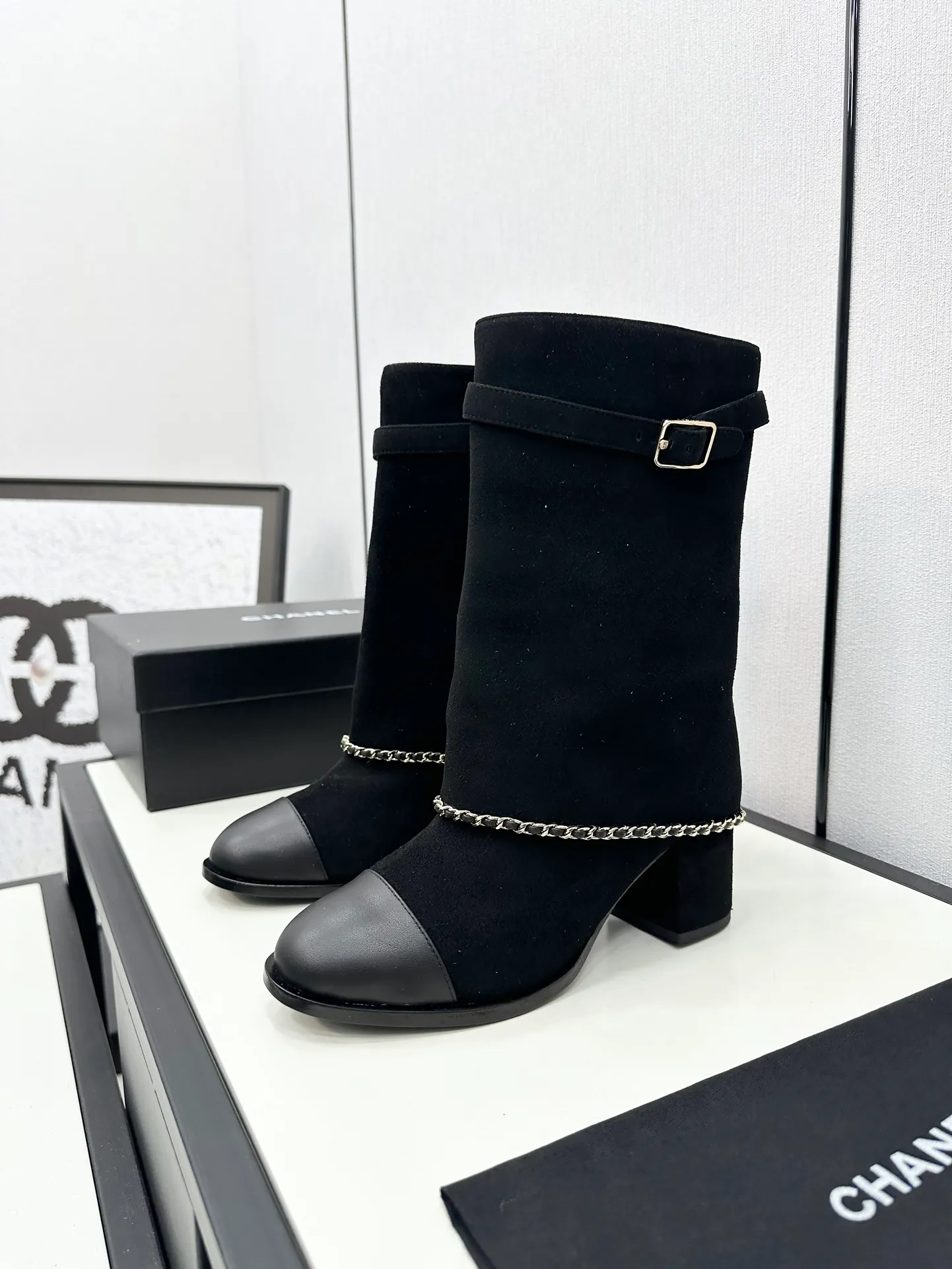 👟👟Ex-factory price 740👟👟Chanel🆕 24b new double c autumn and winter boots Chanel autumn and winter heavy industry explosive short boots🔥 Xiaohongshu highly recommends this style, it looks good with any combination, a must-have for fashion, Ms. Chanel loves simple and irresistible styles💋Coloring shows a unique style, free mix and match to shine⚡️Follow the fashionable steps of the tight-flavored grandma! ! ! Enlarge the exquisite details to see ✔Original molded hardware buckle ✔Top version made by purchasing agent★The upper is made of original Yangjing cowhide, sheepskin lining, sheepskin feet, code number 35-40 (40, 41 customization is not returnable)